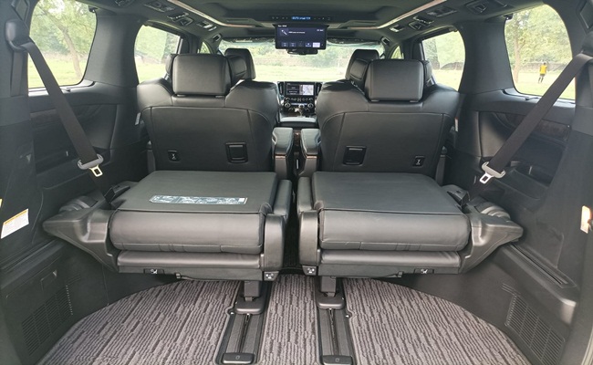 7 Seater Toyota Vellfire Minivan
